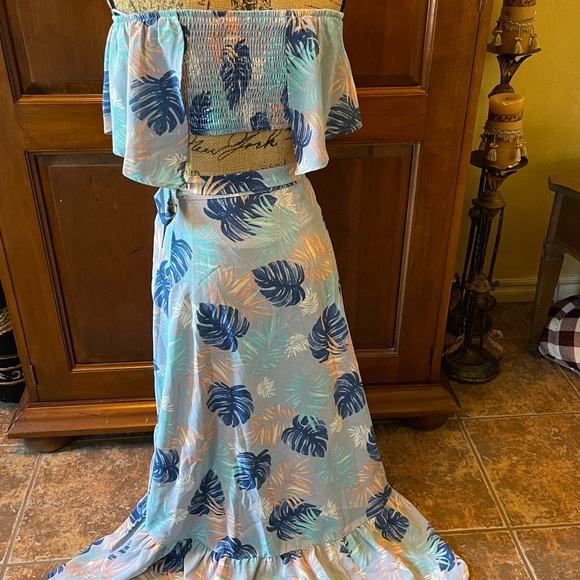 Estro Small Tropical Wrap skirt and Matching Bandeau - Picture 6 of 12